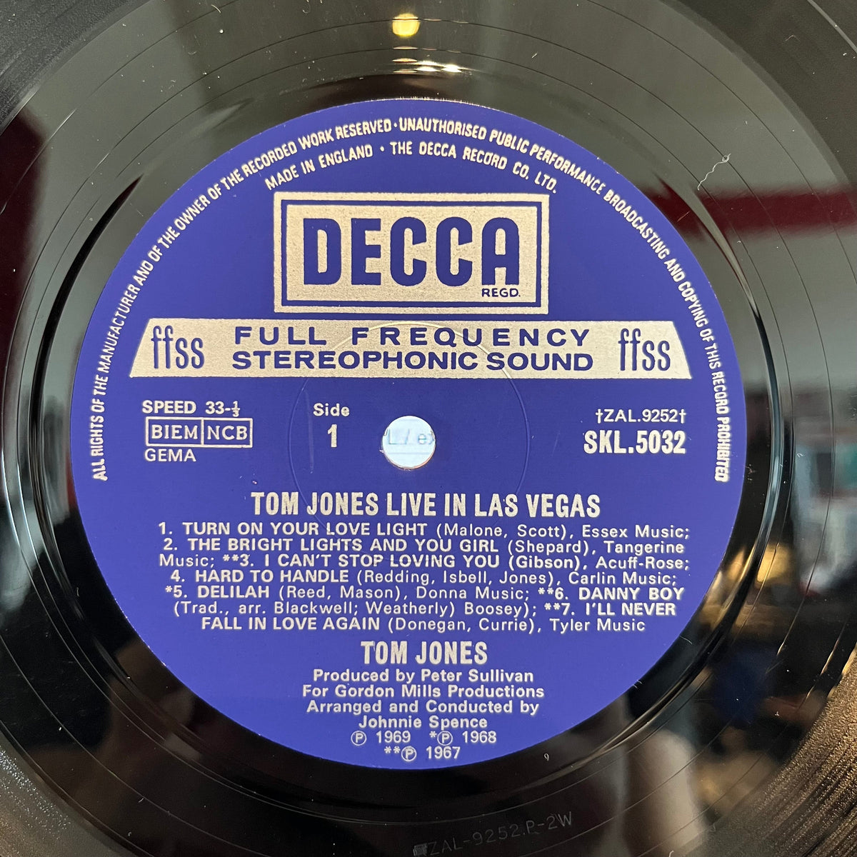 Tom Jones - Live In Las Vegas *UK* | Near Mint (NM) Excellent (EX)-The Happy Cap